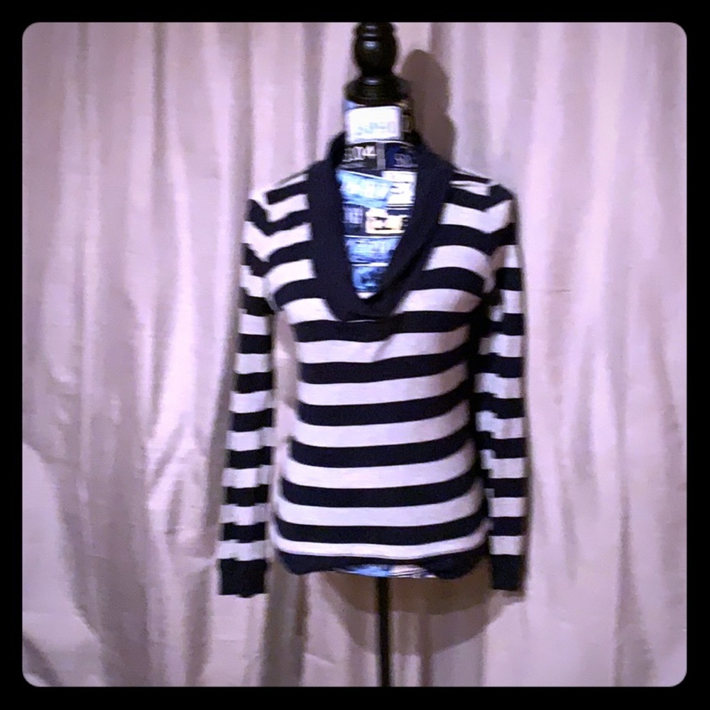 GAP long sleeve low cut stripe shirt